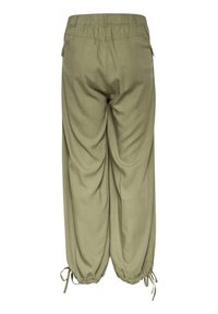Zelené lněné kalhoty s elastickým pasem, které mají boční kapsy a stahovací manžety pro nastavitelný střih. Hladká textura, uvolněný tvar.