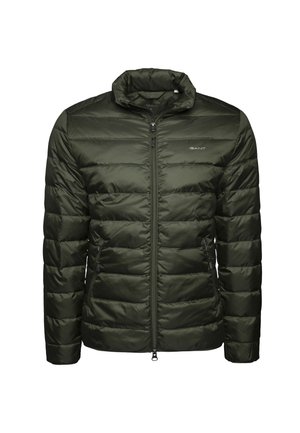 Ciemnozielona pikowana kurtka z poziomym przeszyciem, pełnym zamkiem błyskawicznym z przodu, dwoma zapinanymi na zamek bocznymi kieszeniami i małym logo na klatce piersiowej.