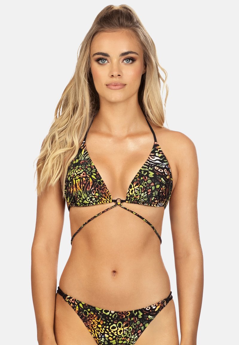 Trójkątny bikini w wielokolorowy wzór zwierzęcy, z czarnymi ramiączkami i detalem w postaci pierścionka na klatce piersiowej. Gładka faktura materiału.