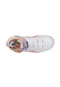 Baskets montantes blanches avec des bandes Velcro, doublure à motif floral coloré et semelle accentuée. Le matériau semble synthétique avec une texture lisse.