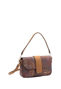 Braune Handtasche mit einem Lederdeckel und abnehmbarem Schultergurt. Goldene Hardware-Akzente und reisethemenbezogene Drucke auf der Oberfläche.