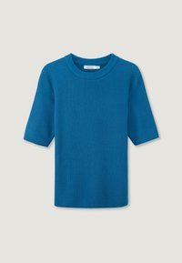 Ribbad, kortärmad topp i livfull blå färg. Har rund halsringning och rak skärning. Slät textur med en avslappnad design.