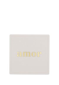 Carta quadrata bianca con la parola "amor" impressa in oro al centro.