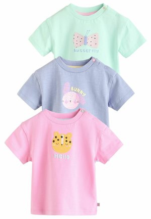 Tre magliette a maniche corte per bambini in menta, lavanda e rosa, ciascuna con un motivo animale e la scritta: farfalla, coniglio e ciao tigre.