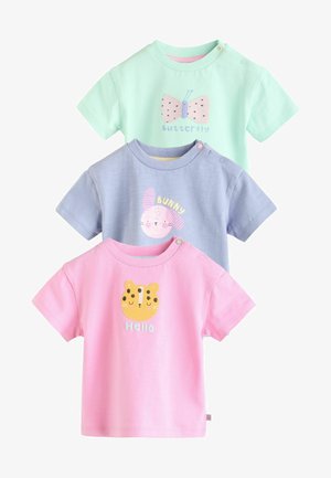 Tre magliette a maniche corte per bambini in menta, lavanda e rosa, ciascuna con un motivo animale e la scritta: farfalla, coniglio e ciao tigre.