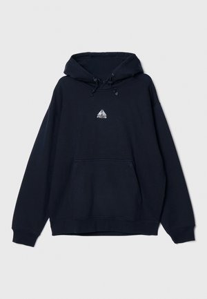 Marineblauwe hoodie van katoen, met een voorzak, een capuchon met trekkoord en een wit logo op de borst. Casual, relaxte pasvorm.