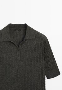 Polo en maille gris foncé avec texture côtelée, manches courtes, patte de boutonnage et col classique. Étiquette de marque : Massimo Dutti.