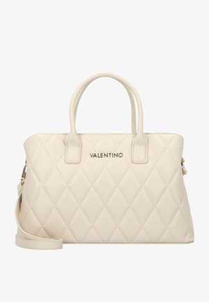 Gewatteerde crèmekleurige handtas met dubbele handvatten bovenaan, afneembare schouderriem en gouden logodetail. Soepele textuur met accenten in ruitpatroon.