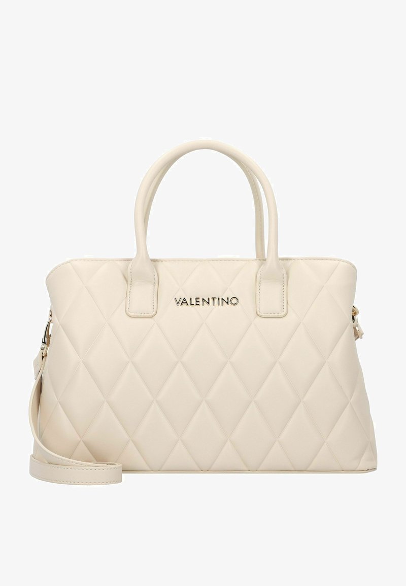 Sac à main crème matelassé avec double poignées supérieures, sangle d'épaule amovible et détail logo doré. Texture lisse avec accents de motif en diamant.