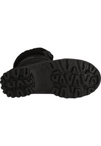 Bota de invierno negra con suela de goma texturizada, que presenta profundas protuberancias para un mejor agarre y una parte superior suave forrada de piel sintética con un detalle de hebilla.
