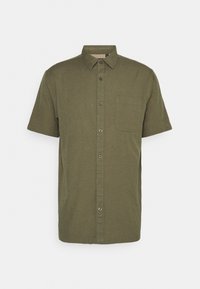 Camisa de manga corta con botones en tela de color verde oliva. Cuenta con un solo bolsillo en el pecho y un diseño clásico de cuello. Textura suave.