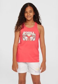 Rotes Tanktop mit einem floralen O'Neill-Graphic-Print in Weiß und Grün. Es hat einen lässigen Schnitt und wird mit hellgrauen Shorts kombiniert.