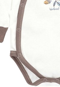 Witte katoenen bodysuit met bruin geribbelde accenten en drukkers aan de zijkant, met een eenvoudig ontwerp en een klein grafisch detail.