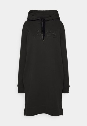 Czarna długa sukienka z kapturem z haftowanym z przodu napisem "New York Tommy Hilfiger" i czarnymi sznureczkami przy kapturze, przedstawiona na białym tle.