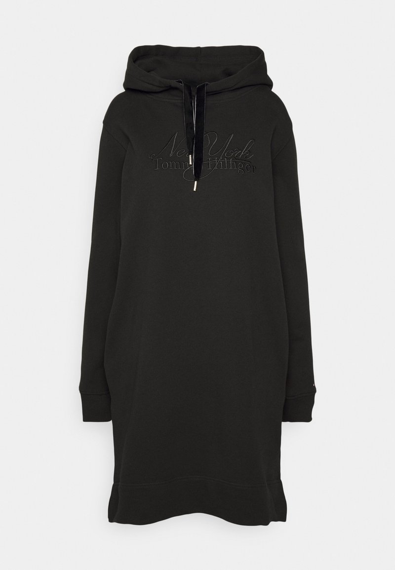 Robe longue à capuche noire avec texte brodé "New York Tommy Hilfiger" à l'avant et cordons noirs sur la capuche, présentée sur fond blanc.