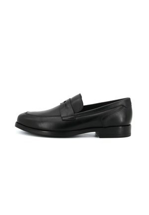 Czarne skórzane męskie mokasyny z niskim obcasem i szwem w stylu mokasyna wokół części palcowej.