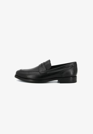 Mocassin en cuir noir pour homme avec un petit talon et une couture style mocassin autour de la zone des orteils.