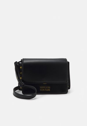 Czarna prostokątna torba na ramię z klapką, złotymi guzikami po bokach oraz złotym logo "Versace Jeans Couture" na przedniej stronie.