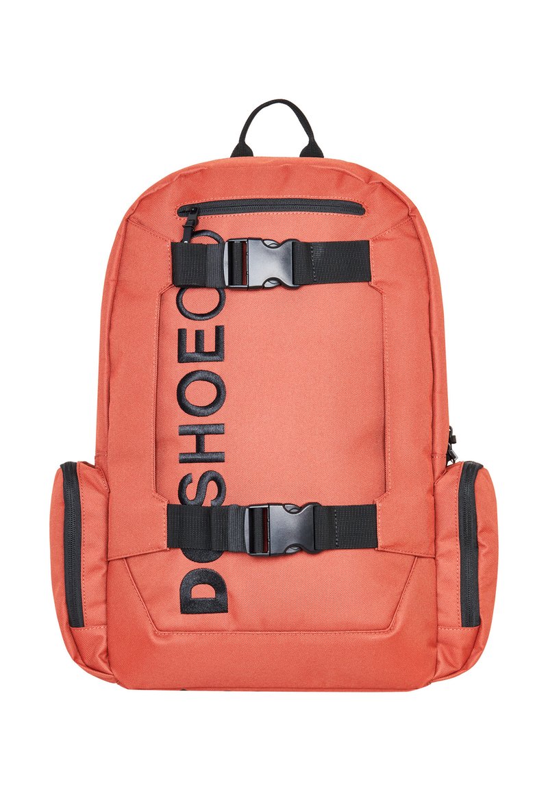 Oranžový látkový batoh s černými sponami a logem, polstrovanými popruhy, bočními kapsami a horním madlem pro snadné nošení.