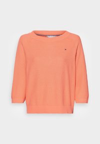 Maglione lavorato all'uncinetto corallo con maniche a tre quarti, scollo a barchetta e tessuto testurizzato. Presenta un piccolo logo sul lato sinistro del petto.