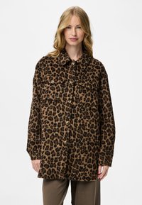 Chaqueta de leopardo con cuello, mangas largas y dos bolsillos frontales. Hecha de material suave, presenta tonos marrones y negros con cierre de botón.