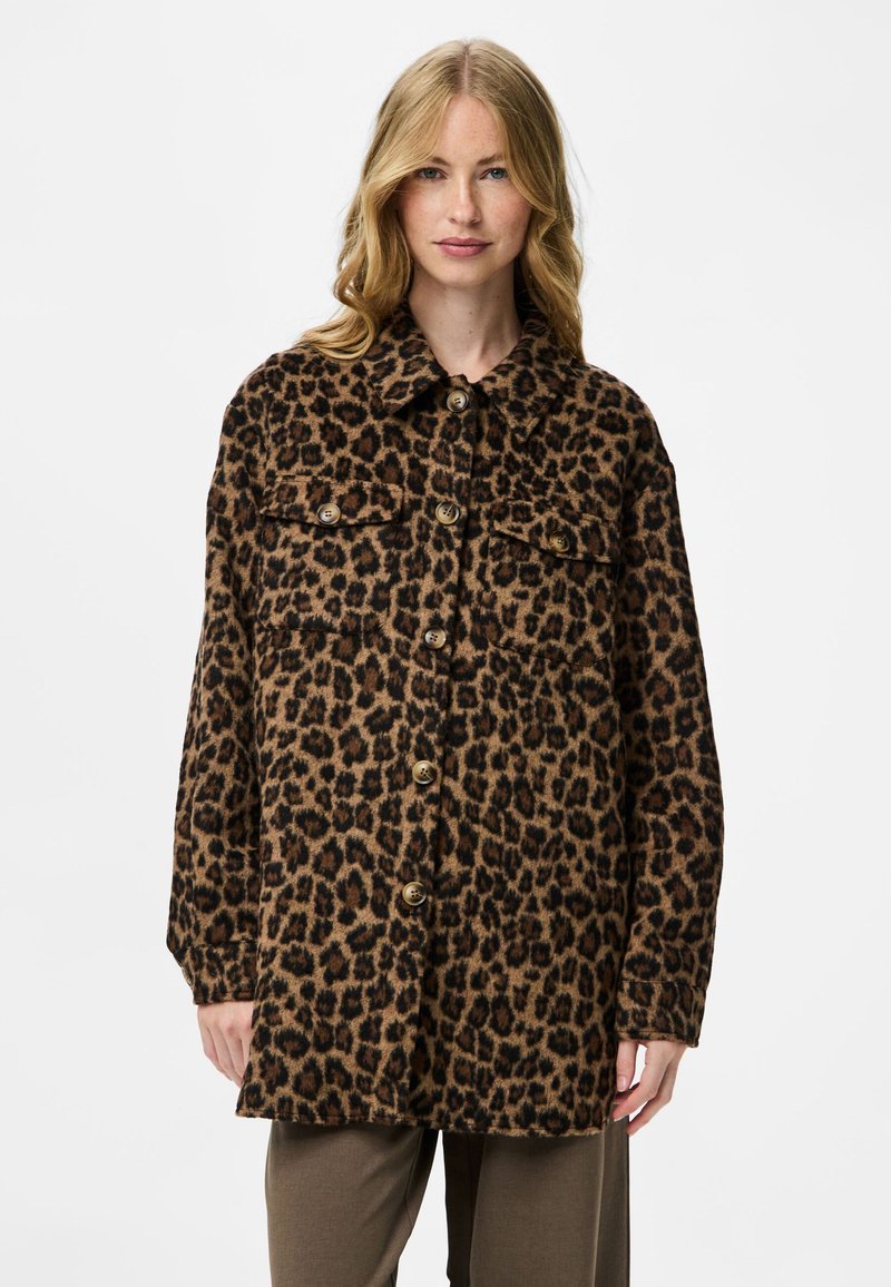 Chaqueta de leopardo con cuello, mangas largas y dos bolsillos frontales. Hecha de material suave, presenta tonos marrones y negros con cierre de botón.