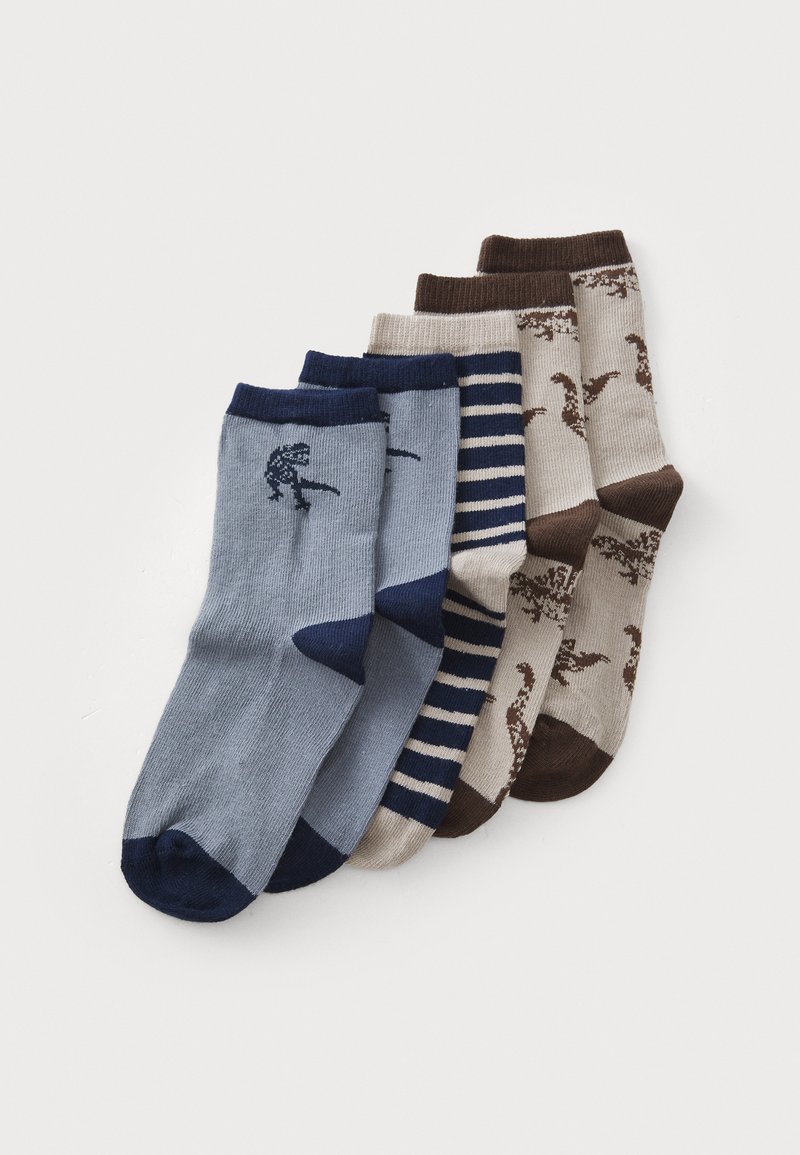 Conjunto de cinco calcetines con diferentes diseños: uno liso en azul claro, uno en azul marino, uno a rayas, y dos en tonos marrón claro con patrones de dinosaurios. Material de mezcla de algodón.