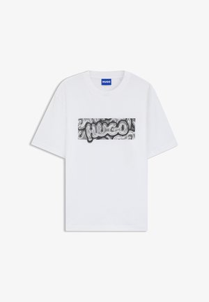 Bijela pamučna majica s kratkim rukavima koja na prsima ima crnu i srebrnu valovitu grafiku 'Hugo' i okrugli izrez.