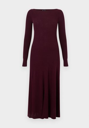 Weinrotes, geripptes Langarmkleid mit Bootsausschnitt, tailliertem Oberteil und ausgestelltem Rock, aus weichem, strukturiertem Stoff.