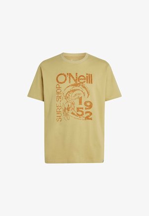T-shirt in cotone beige chiaro con stampa grafica arancione con il testo "O'Neill Surf Shop EST. 1952" e un design a tema surf.