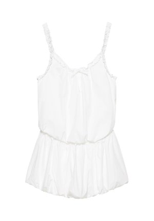 Valkoinen hihaton haalari, jossa ohuet röyhelölliset hihnat, kerätty vyötärö, pieni etupunainen solmu ja löysä, virtaava alaosa.