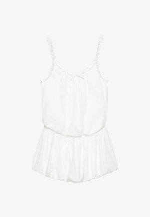 Biely bezrukávnik so tenkými volánikovými ramienkami, nariaseným pásom, malou prednou mašľou a voľnou, prúdiacou spodnou časťou.