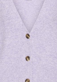 Lavendelfarbenes Cardigan mit V-Ausschnitt, ausgestattet mit fünf braunen Knöpfen, weichem Material und klassischem Strickdesign.