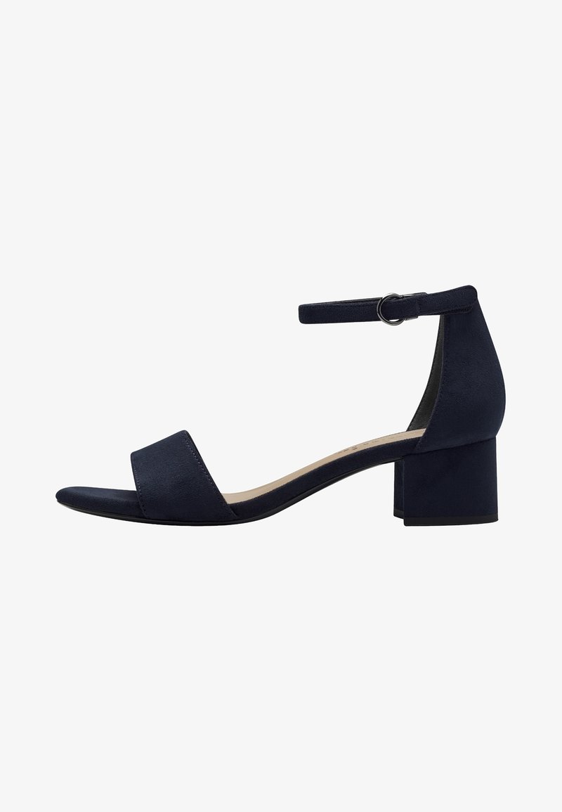 Navyblaue Wildleder-Sandale mit Blockabsatz, Knöchelriemen, offener Zehenpartie, breitem vorderen Riemen und glatter Textur. Ideal für legere oder halbformelle Anlässe.