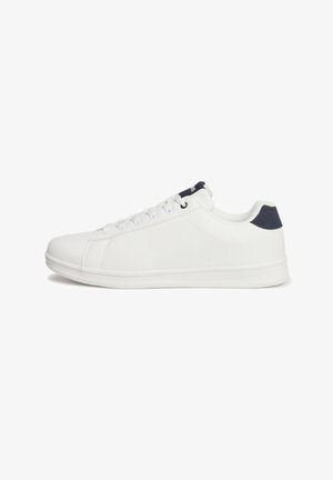 Sneaker bianco con upper in sintetico liscio, punta arrotondata e suola bianca piatta. Accento blu navy nel tallone, sei asole per i lacci, design minimalista.