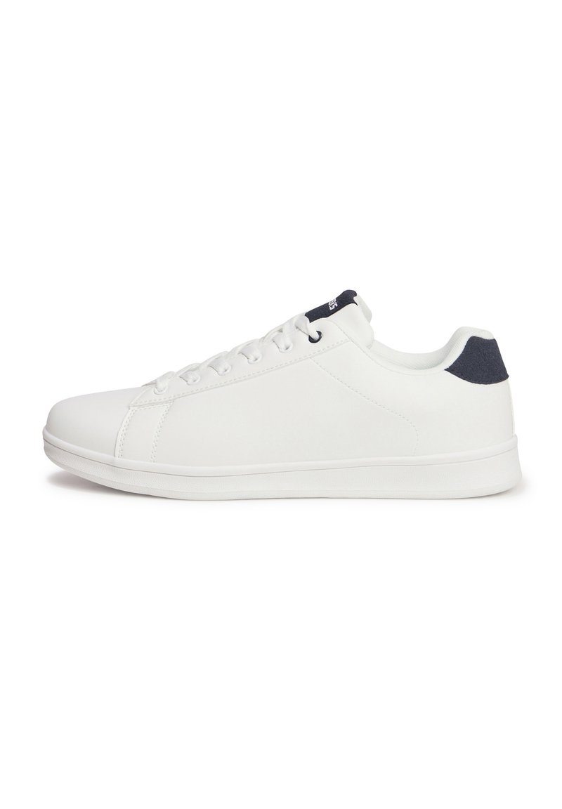 Sneaker bianco con upper in sintetico liscio, punta arrotondata e suola bianca piatta. Accento blu navy nel tallone, sei asole per i lacci, design minimalista.