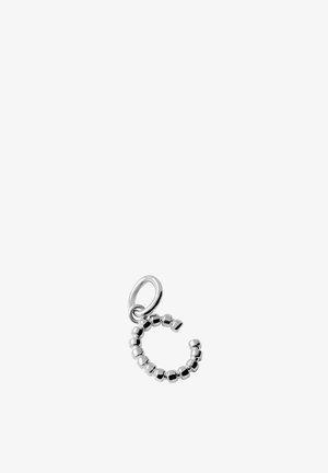 Charm de plata con forma de letra C abierta, compuesto por pequeñas cuentas hexagonales conectadas, con un lazo circular para colgar.