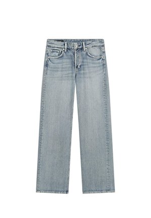 Lyseblå denimjeans med lige ben, forrest med knap, lynlås og fem-lomme design, vist fladt mod hvid baggrund.