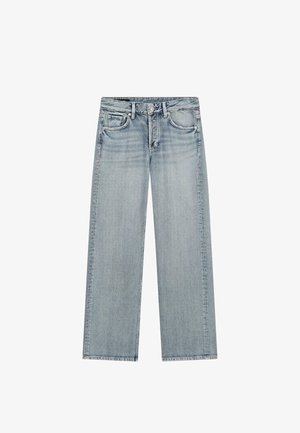 Lyseblå denimjeans med lige ben, forrest med knap, lynlås og fem-lomme design, vist fladt mod hvid baggrund.