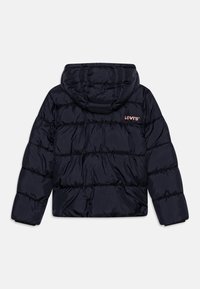 Tamno plava pufasta jakna s kvadratnim dizajnom, koja ima kapuljaču i ružičasti "Levi's" logo na leđima. Glatka, sjajna tekstura materijala.