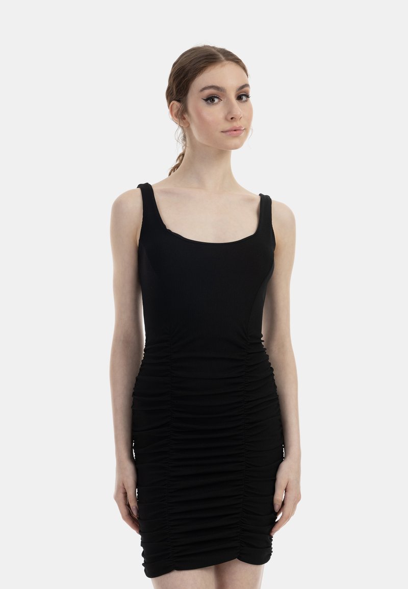 Rochie neagră, ajustată, din material cu nervuri, având bretele groase și volane orizontale de la guler până la tiv. Textură netedă și lungime deasupra genunchiului.