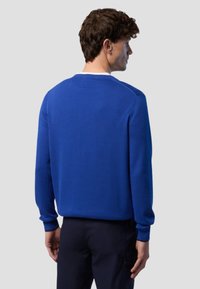 Maglione blu con maniche lunghe, scollatura rotonda e texture liscia. Il retro presenta un design semplice senza loghi o motivi visibili.