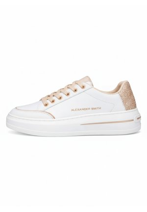 Witte lage sneaker met beige veters, goudkleurige veteroogjes, glinsterende hielstuk en "Alexander Smith" branding aan de zijkant.