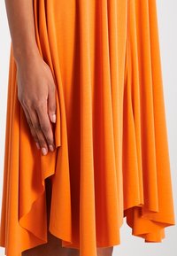 By Malene Birger Žerzejové šaty - orange