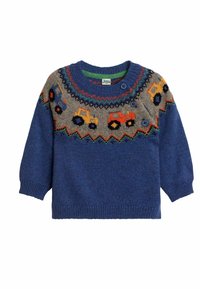 Der blaue Strickpullover hat einen runden Halsausschnitt und Knopfakzente. Das Design enthält bunte Traktor-Muster auf einer grauen Passe.