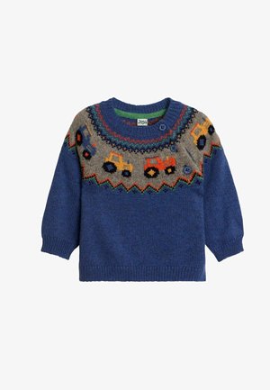Modrý pletený svetr má kulatý výstřih a knoflíkové detaily. Design zahrnuje barevné vzory traktorů na šedém yoku.