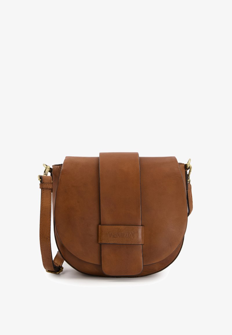 Brun læder crossbody taske med afrundet form, flad klaplukning og en aftagelig strop med guldtonet hardware. VENEZIA-branding synlig.