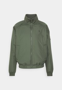 Olijfgroene bomberjack van gladde stof, met een opstaande kraag, ritssluiting, elastische manchetten en subtiele logodetail op de borst.