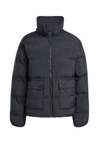 Mustmust värvi sulgjakke, millel on kõrge krae, lukk ja kaks esist pocketit. Omab tikitud tekstuuri ja diskreetset logo rinnal.