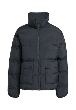 Zwarte pufferjack met een hoge kraag, ritssluiting en twee voorkruimels. Heeft een quilted textuur en een subtiele logo op de borst.